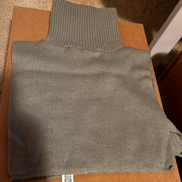 Neiman Marcus Japanese Green Acrylic Turtlneck Top - Picture 1 of 5